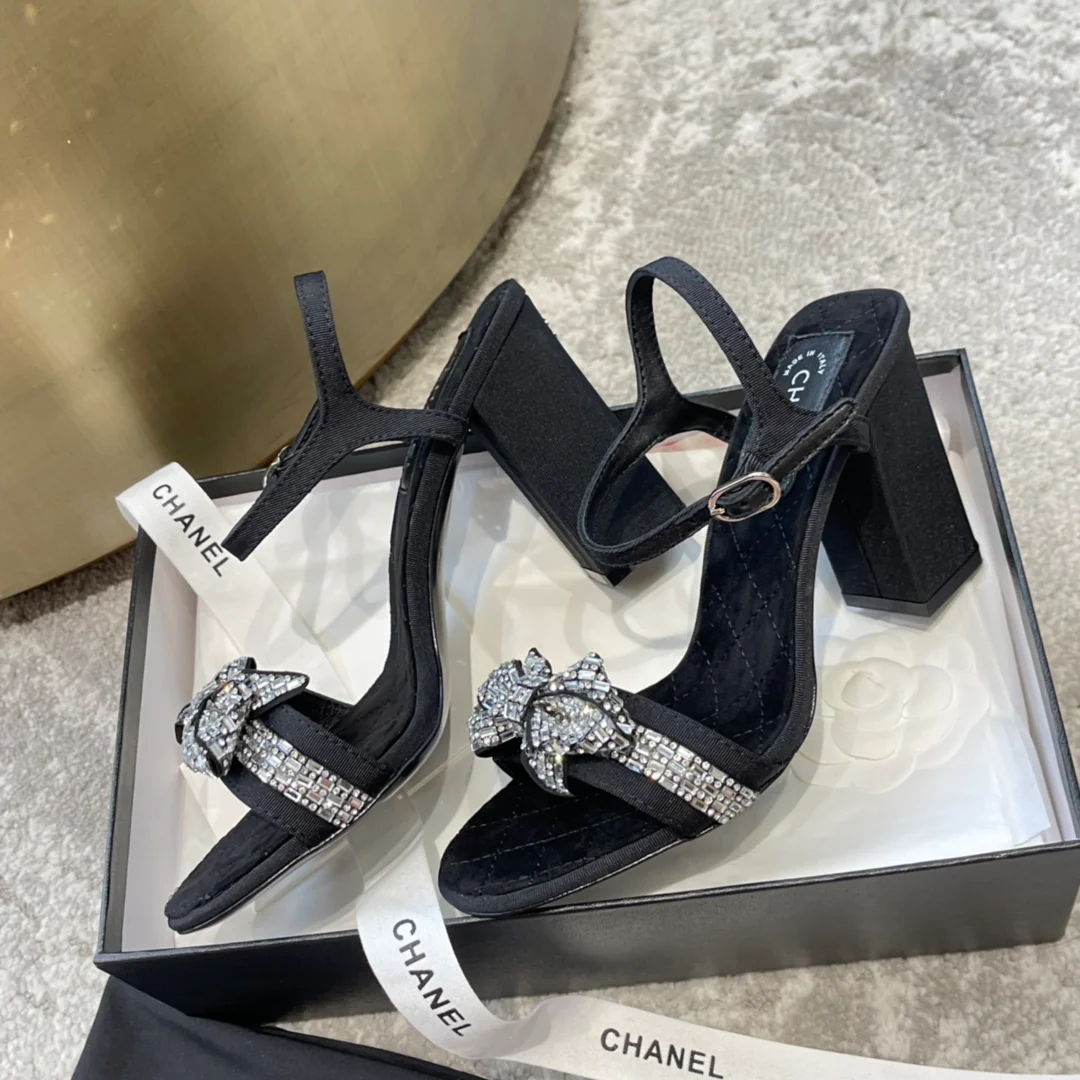 Новинка сезона весна/лето 2023 от Chanel - Босоножки на массивном каблуке с бантом из кристаллов и страз - высота 8-5 см - Черные