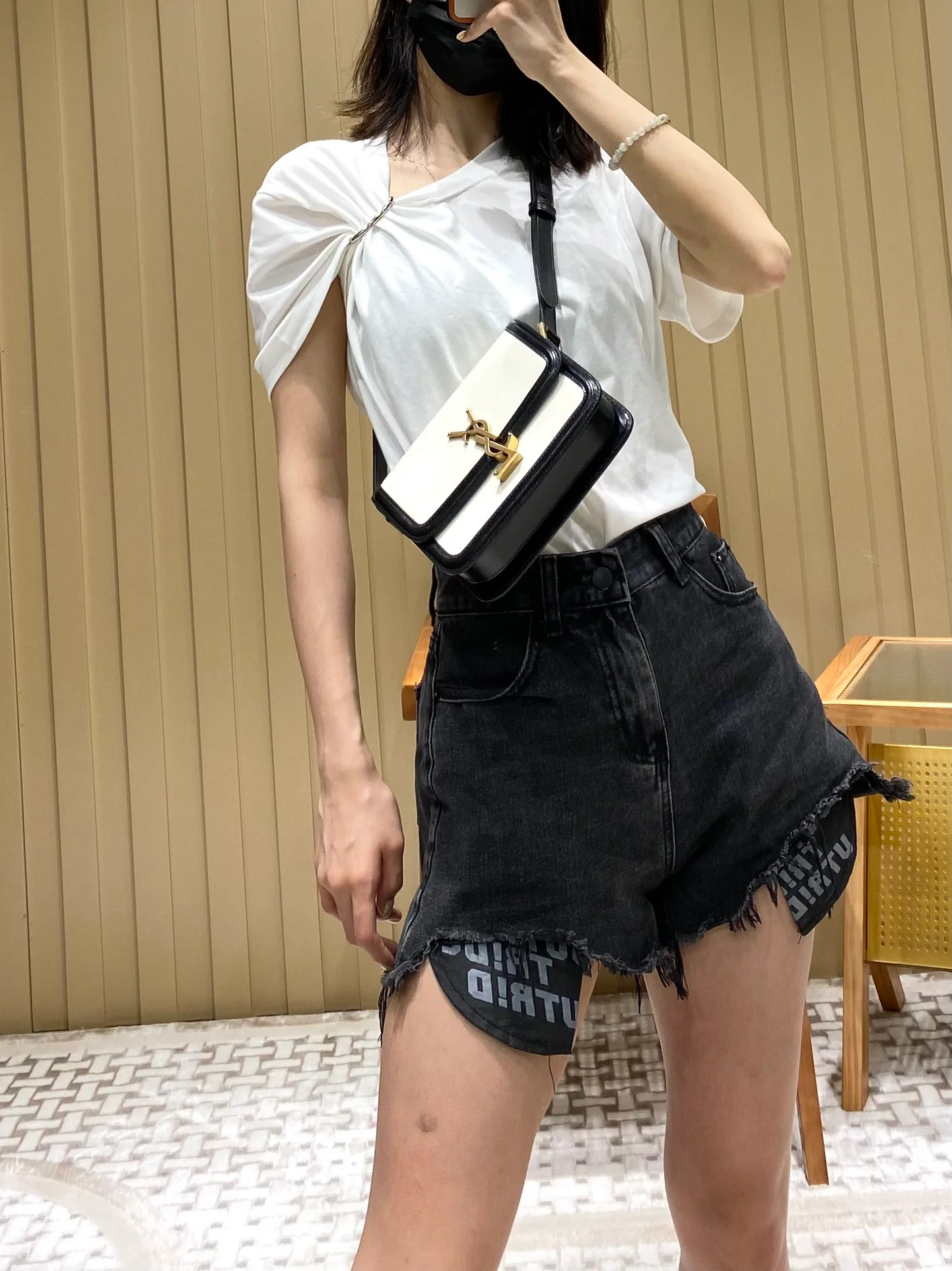 Сумка YSL Solferino Tofu Bag — бело-черная — 18 см — На фото: в ней.