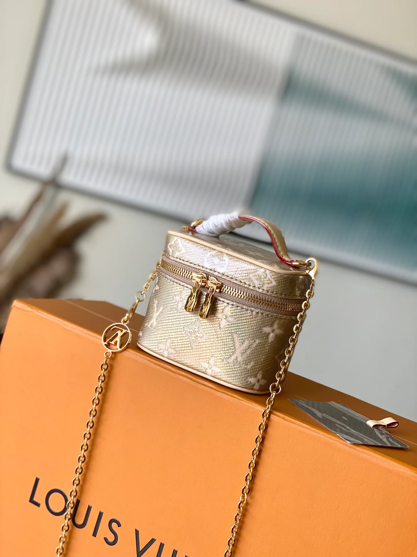 m82467-LV-микро-сумочка-золотая