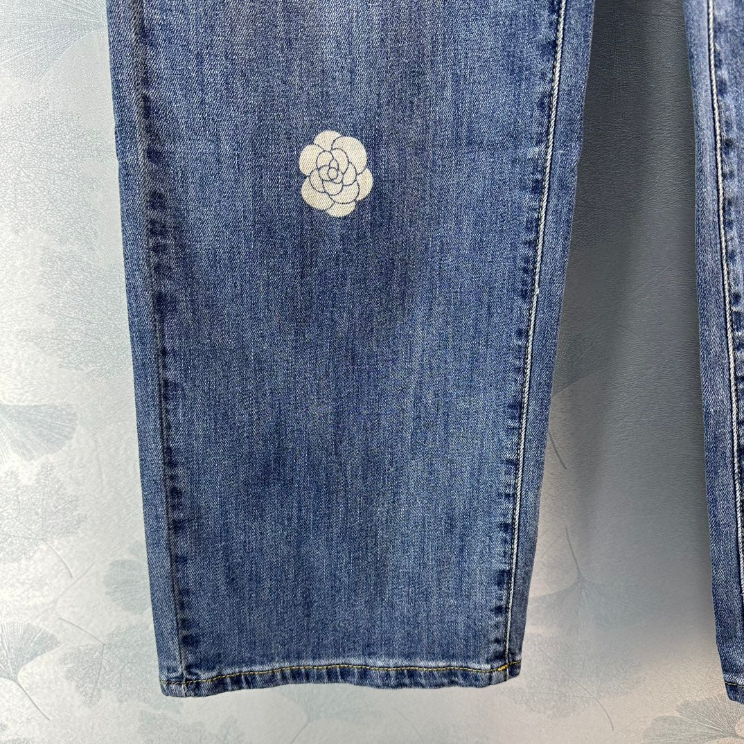 Chanel 2404 - Новая коллекция ранней весны: джинсы с высокой талией и широкими штанинами.