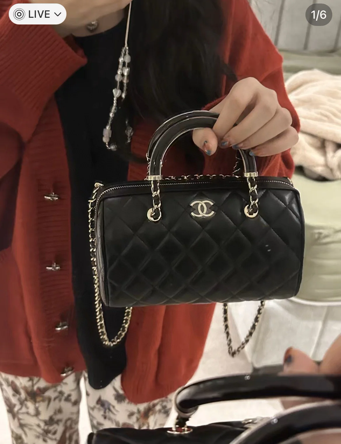 Сумка Chanel 25c Boston Bowling Bag — черно-золотая.