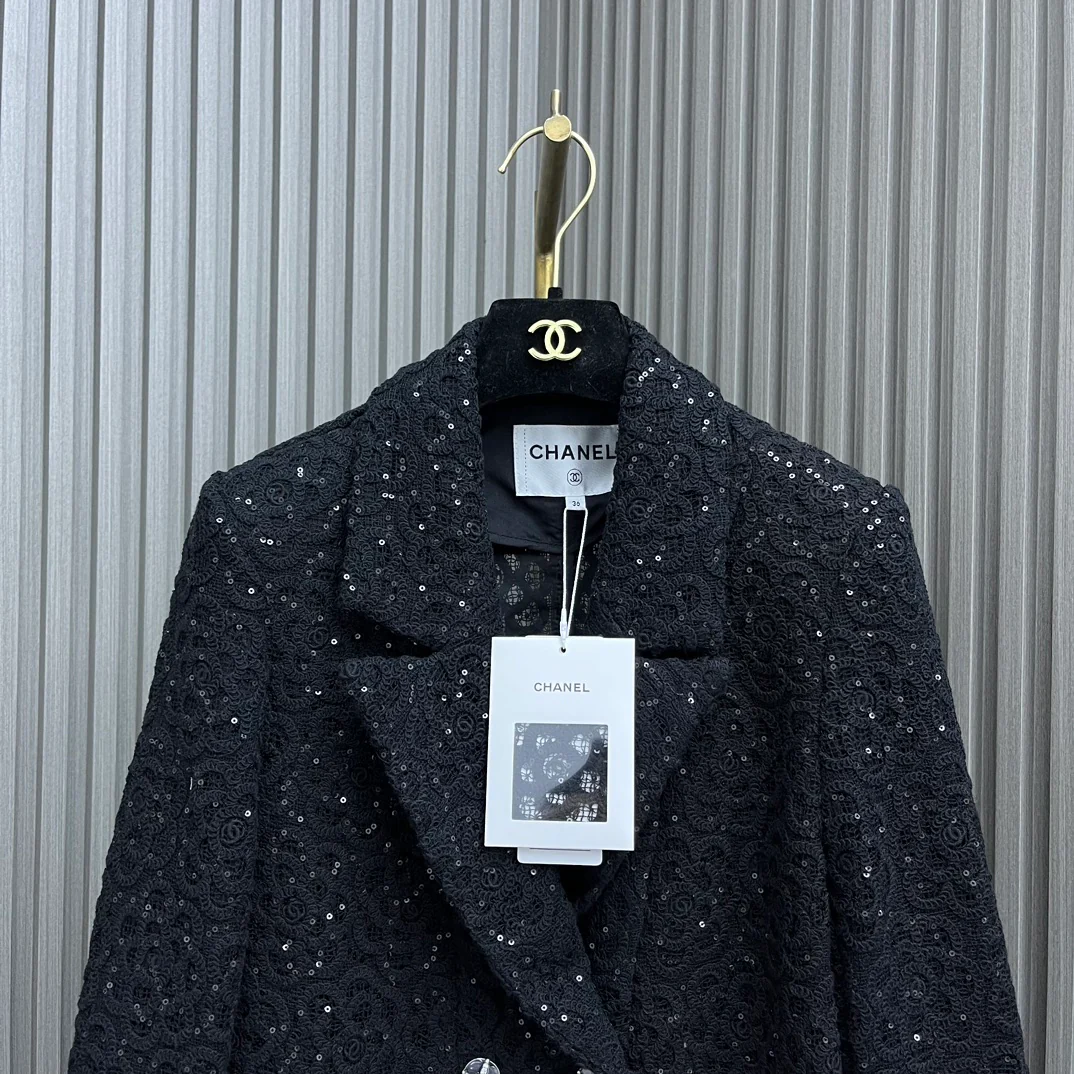 Chanel - Новинка 2403-24: Куртка, расшитая пайетками, черная