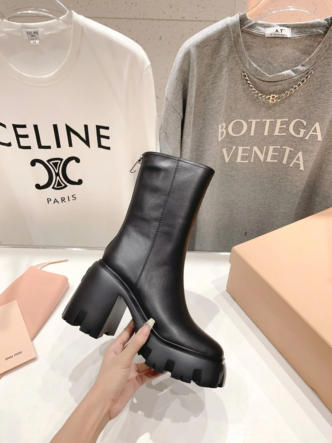 Miu Miu — Новинка сезона осень/зима 2023 — Ботильоны на высоком каблуке с застежкой-молнией и платформой