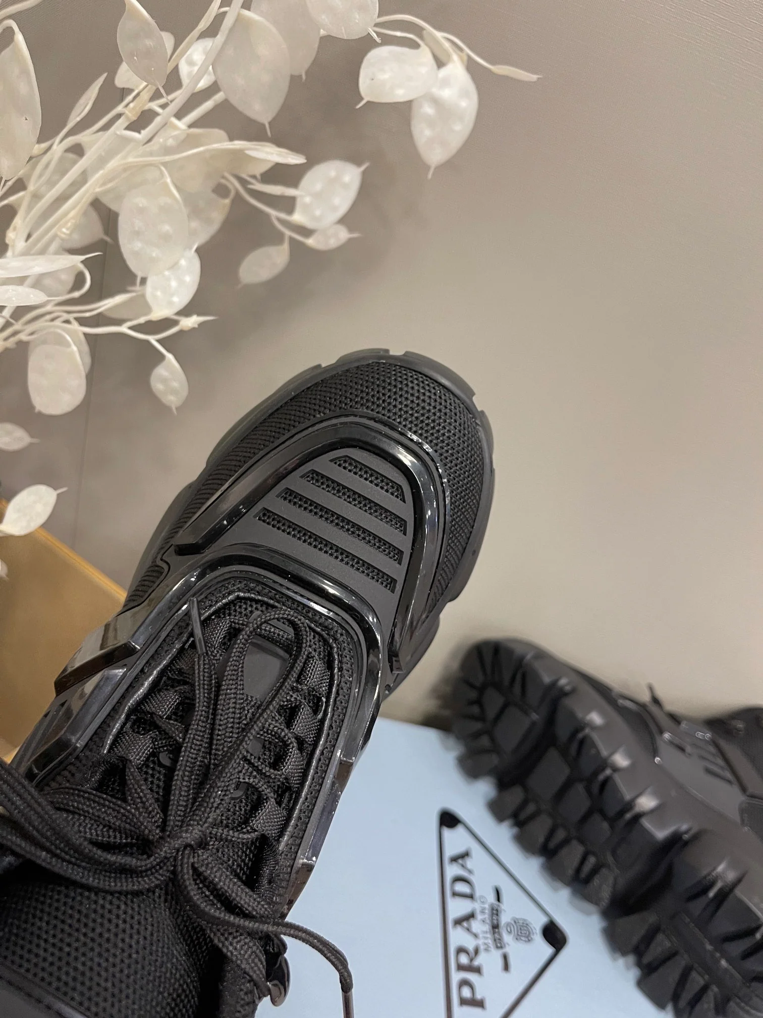 Новинка сезона весна/лето 2022 от Prada - повседневные ботильоны на платформе.