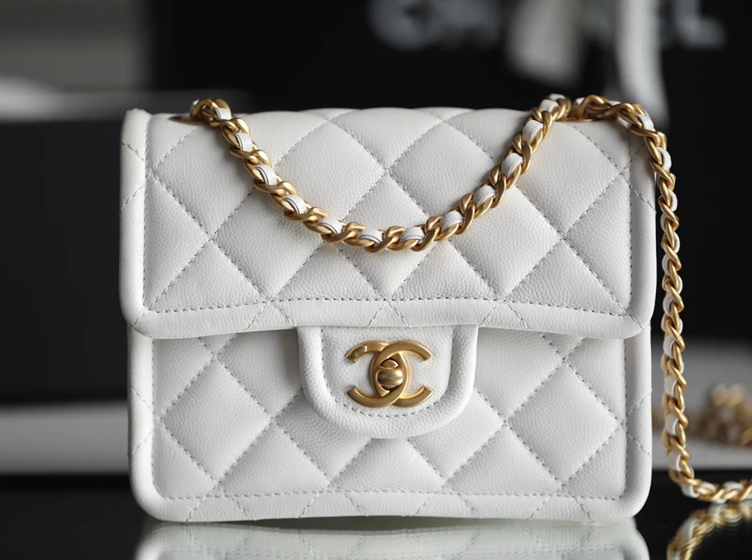 Маленькая булочка из тофу Chanel - белая