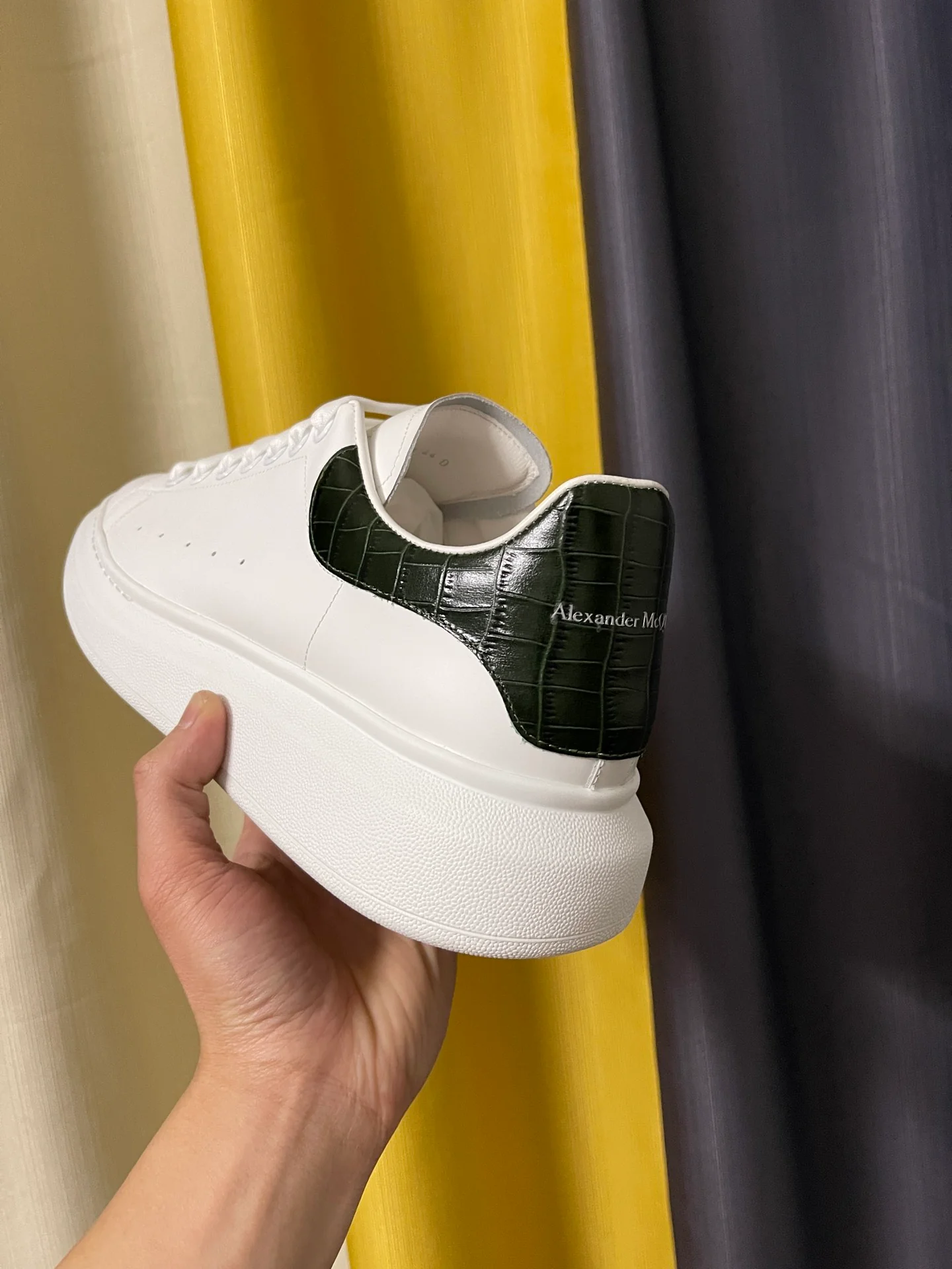 Классические белые кроссовки McQueen - унисекс - темно-зеленый крокодиловый узор