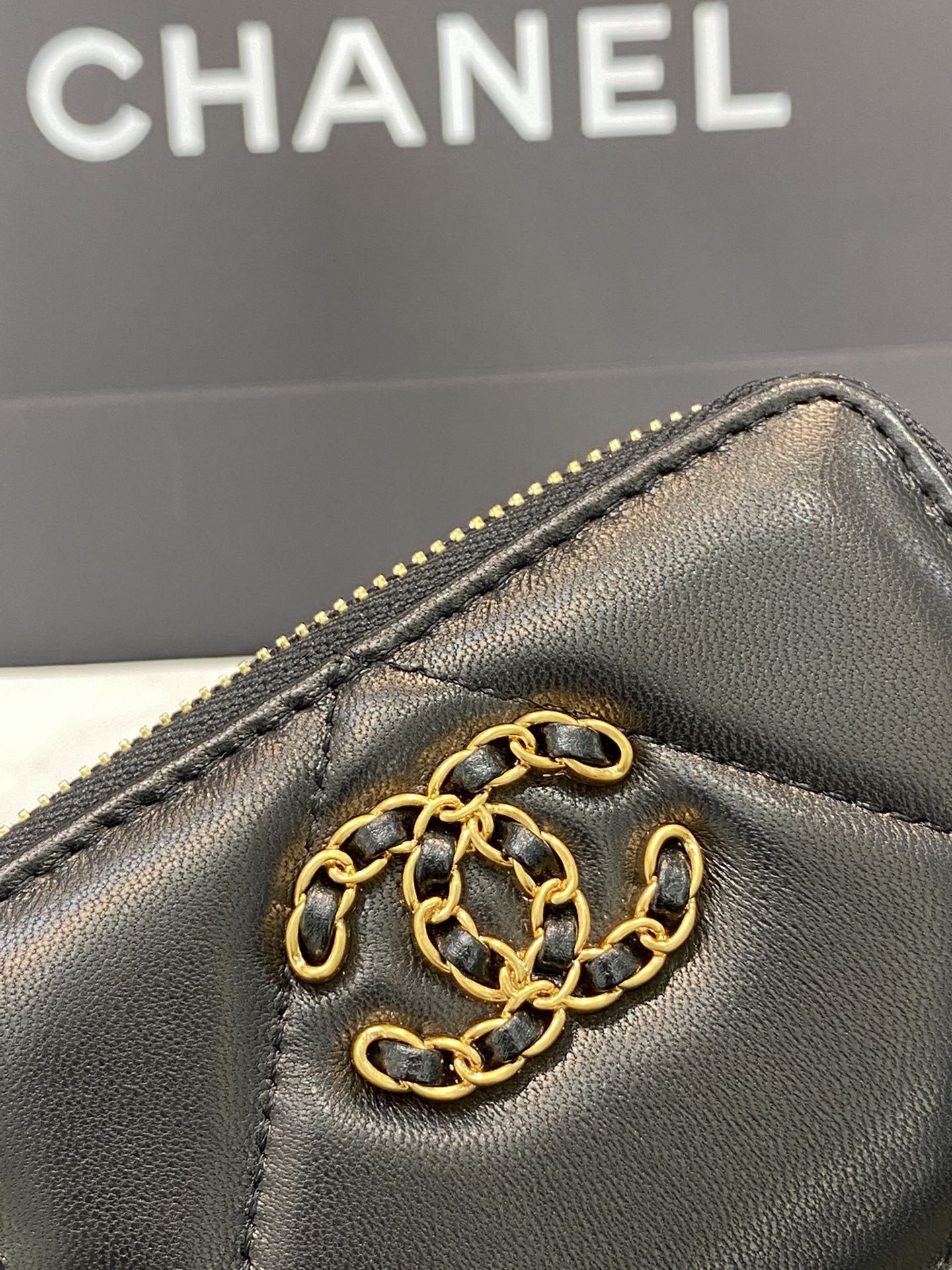 Chanel 19 серия - Кардхолдер/кошелек на цепочке в форме бриллианта