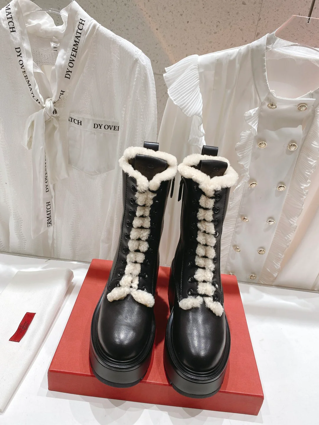 Ботильоны Valentino на платформе до середины икры с подкладкой из овчины — черные