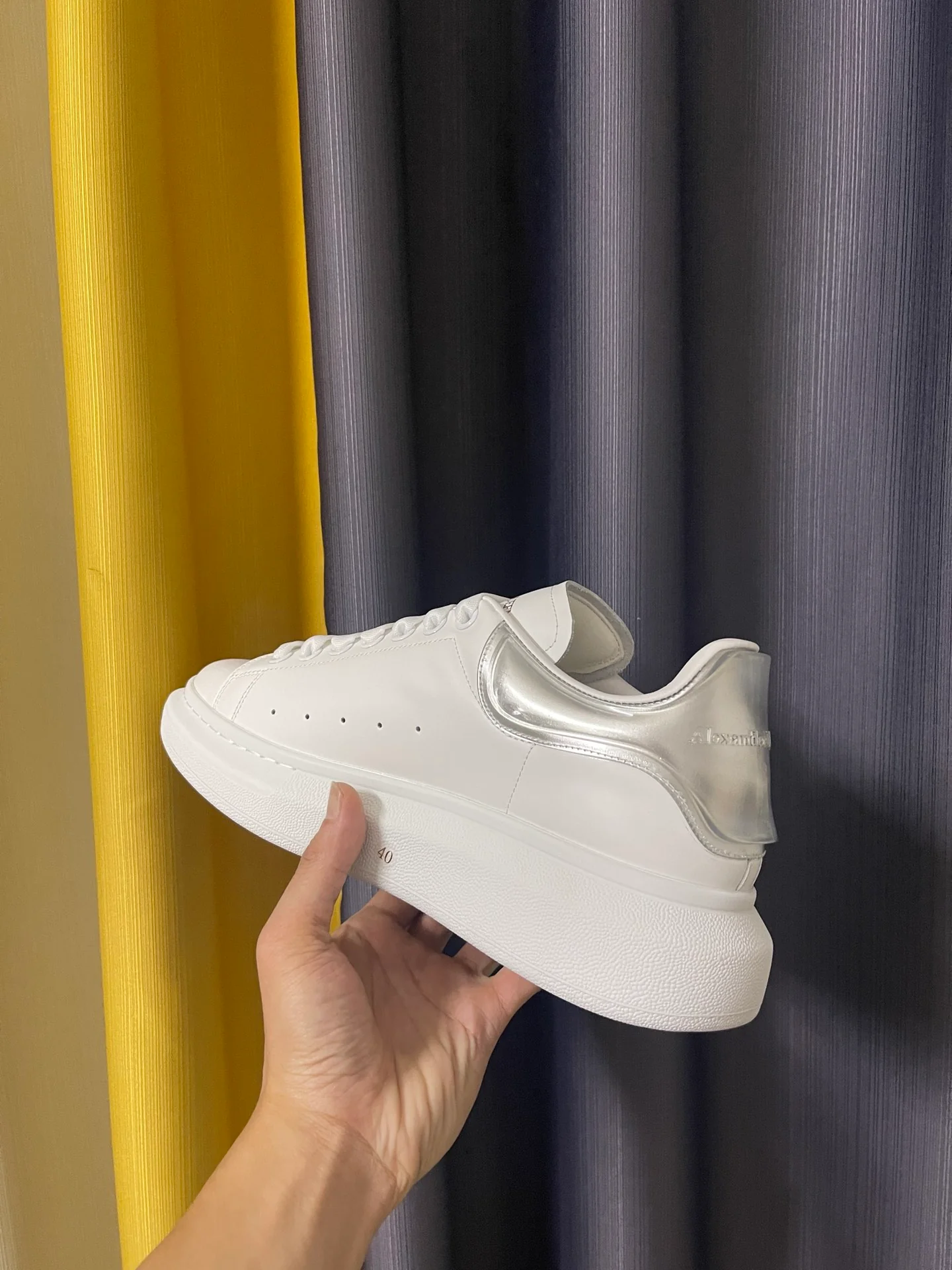 Классические белые кроссовки McQueen - унисекс - серебристый мягкий каблук