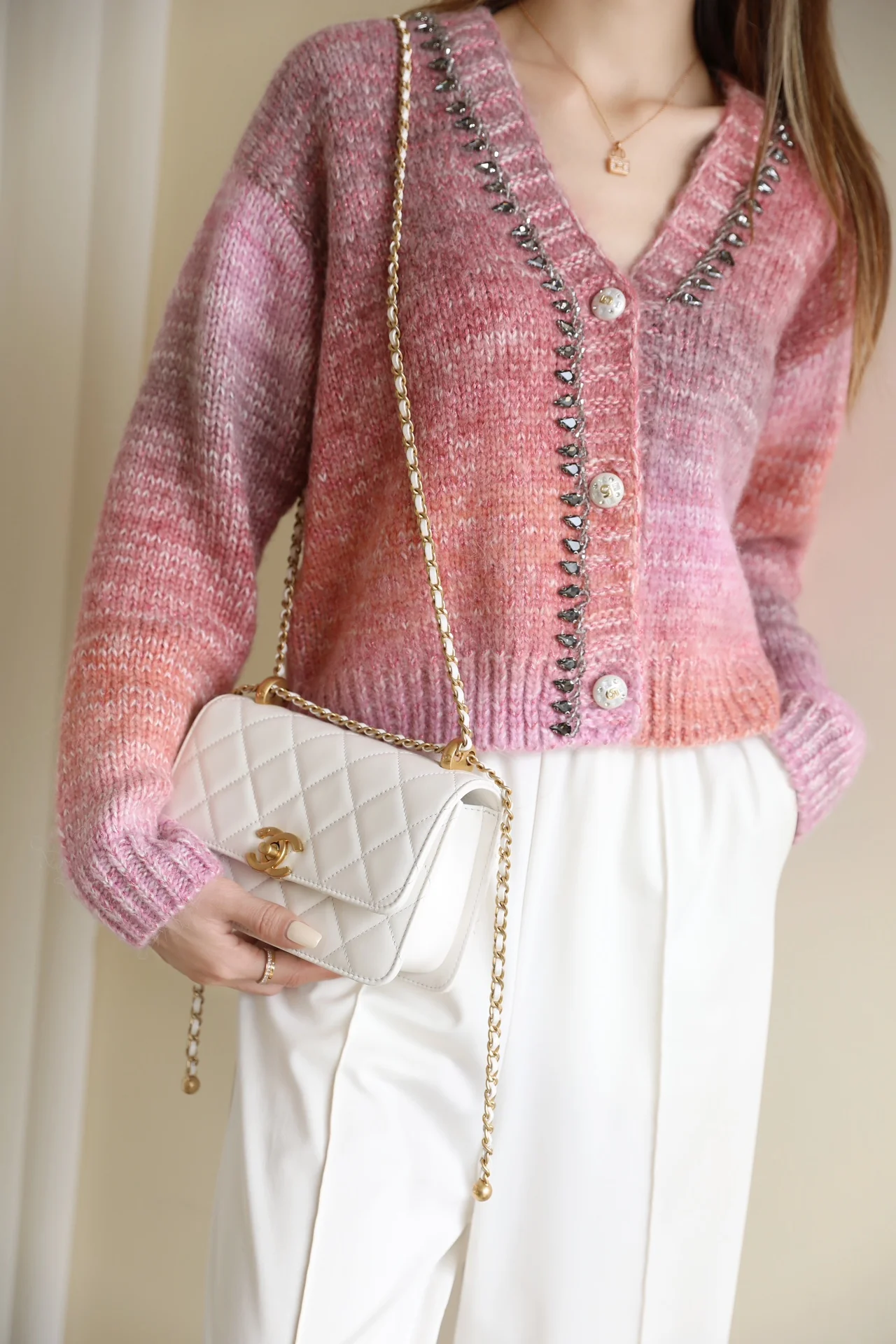Маленькая белая сумка Chanel 24c с двойным золотым бисером и клапаном.