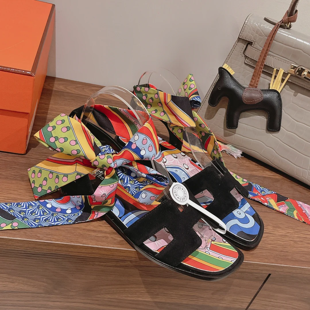 Новинка весны 2022 года от Hermes - сандалии на плоской подошве.