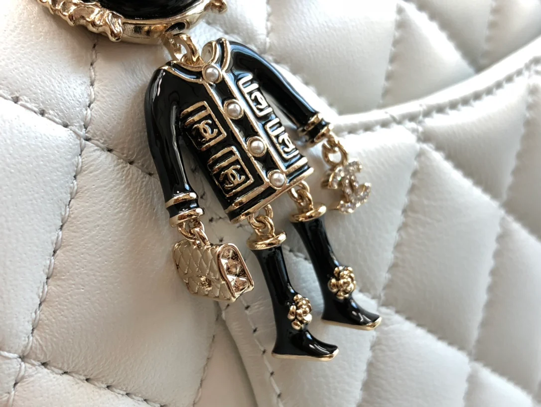 Коллекция Chanel Весна/Лето 2022 - Сумка-клапан на запястье - Овечья кожа - 20 см