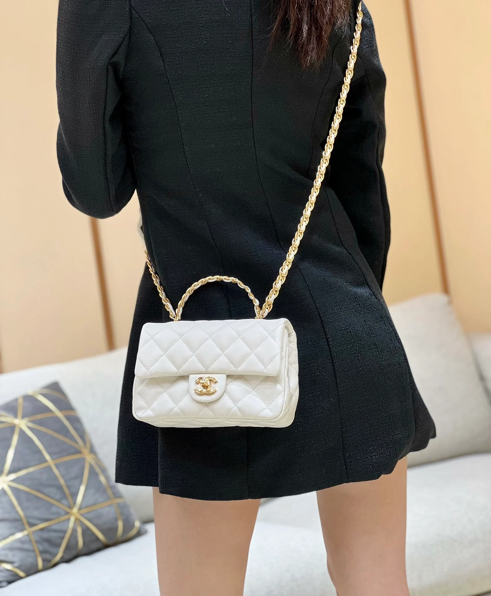 Ручка Chanel 23a CF со стразами - белая