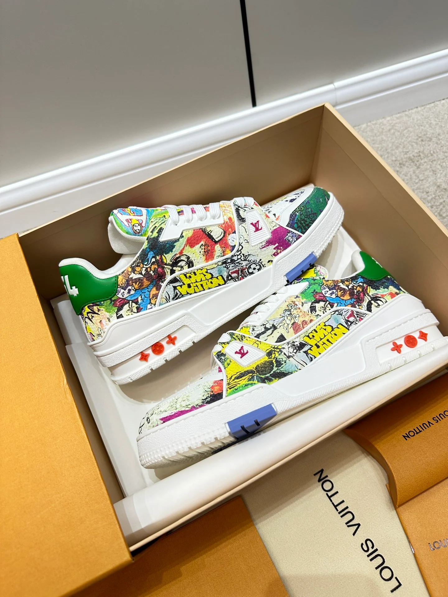 Кроссовки LV Trainer в стиле граффити.