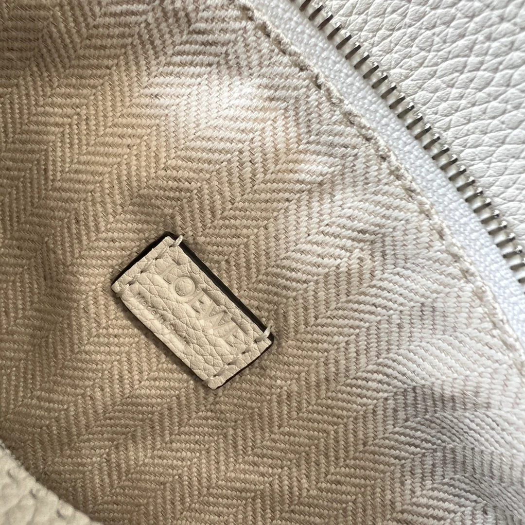 Мини-сумочка Loewe Grain Leather Puzzle из зернистой кожи, белая.