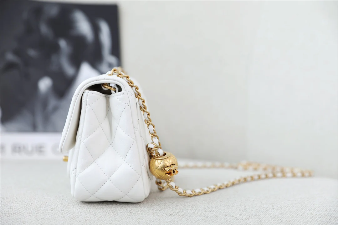 Chanel - Золотая квадратная сумка с клапаном в форме глобуса - 17 см