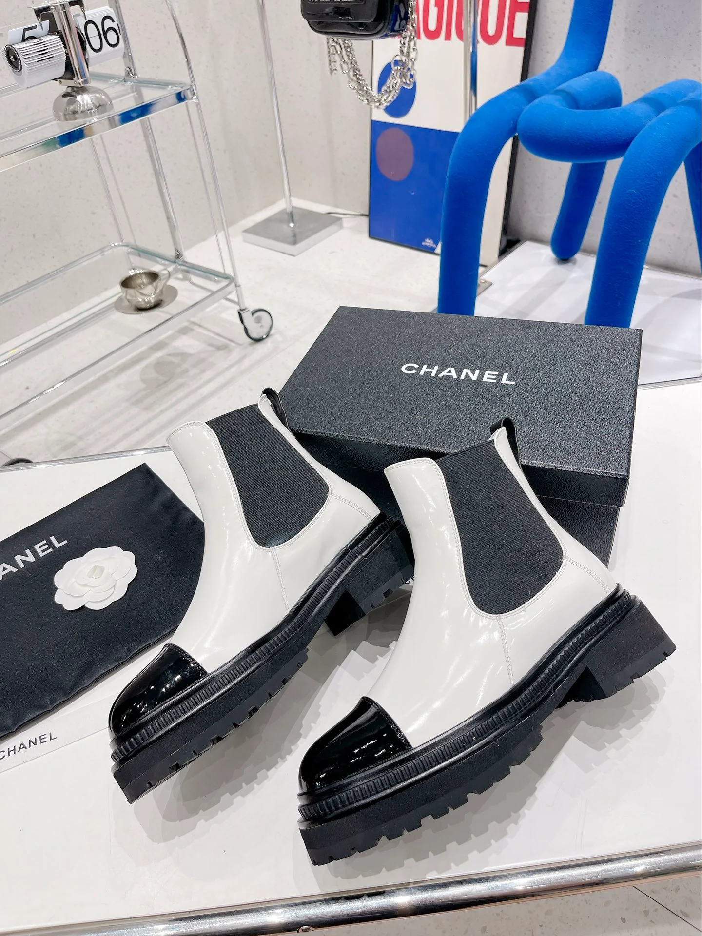 Ботинки челси — новинка осенне-зимней коллекции 2022 года — белые.