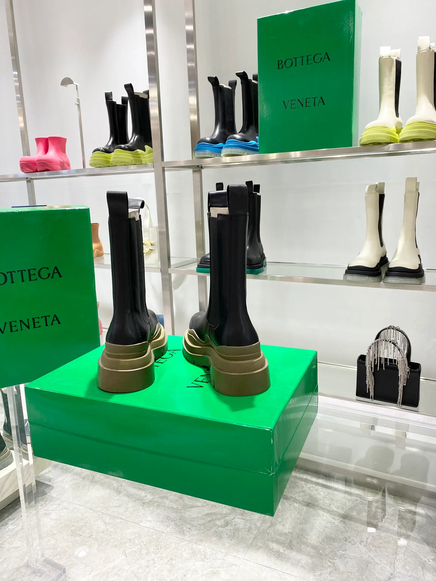 Ботинки BV до середины икры - черные с коричневой подошвой