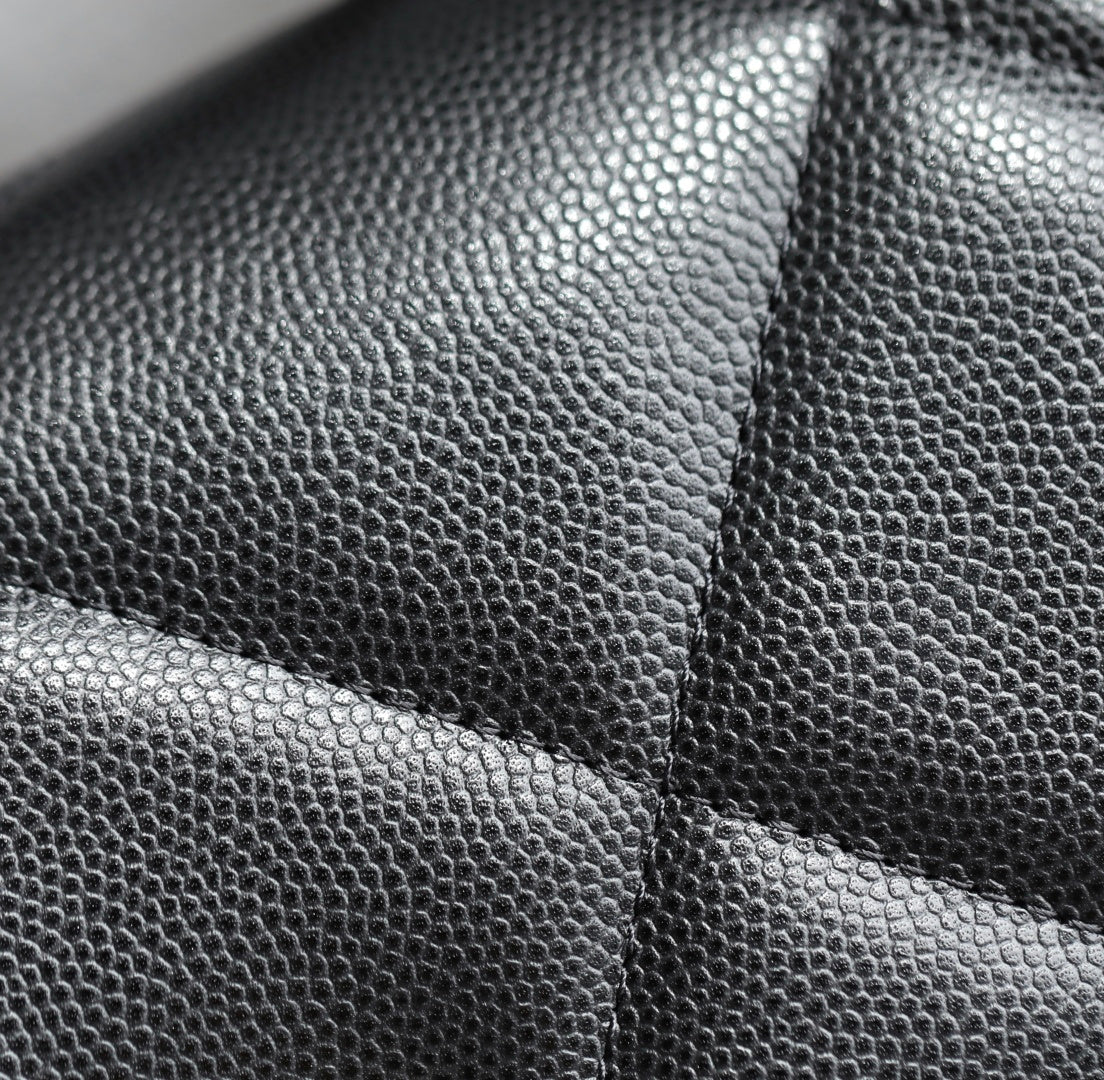 Мини-рюкзак Chanel из 25-каратного золота с крупным клетчатым узором и фурнитурой из светлого золота.