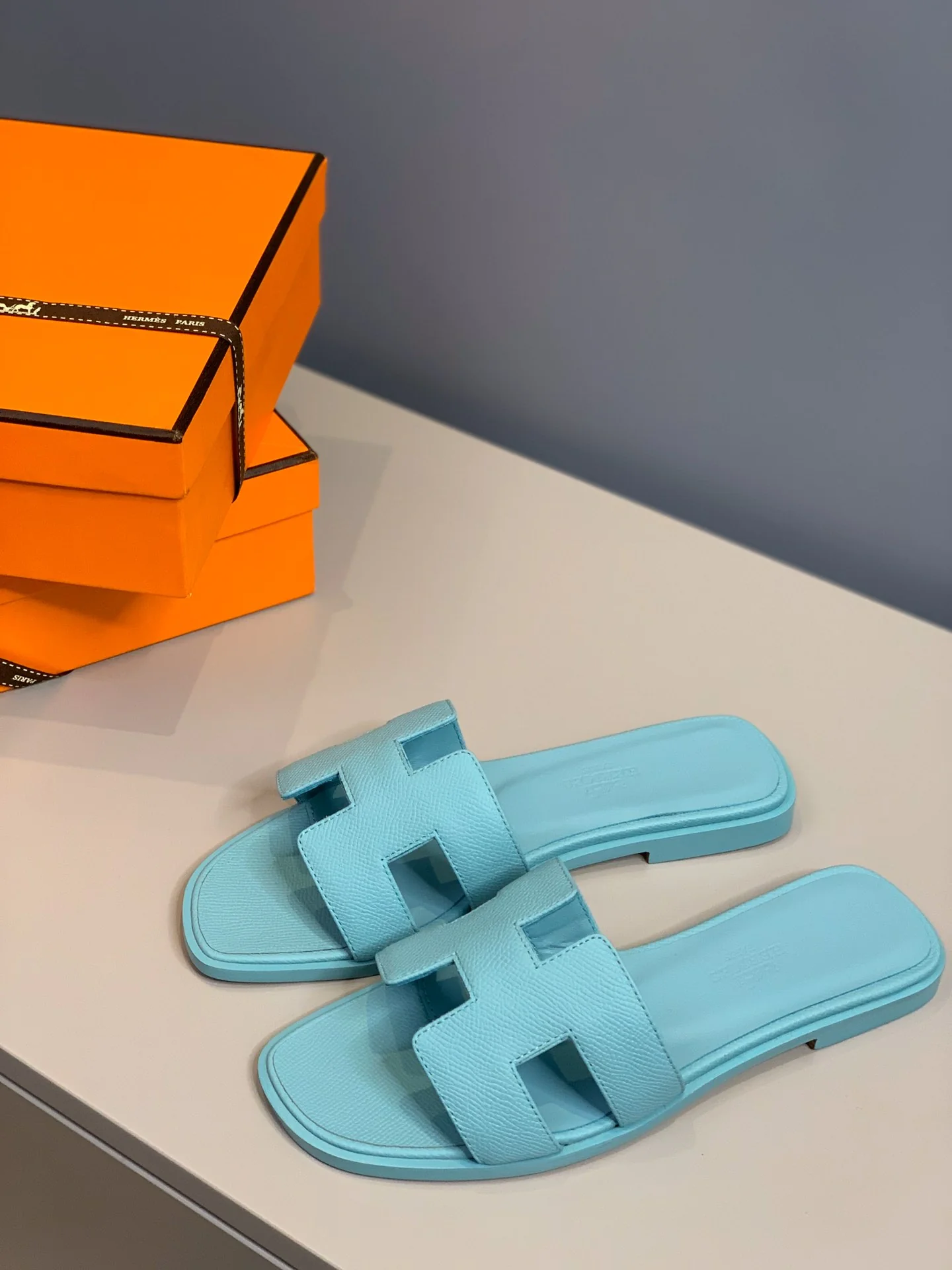 Новинка 2022 года от Hermes - Тапочки с отпечатком руки в форме буквы H - Светло-голубые