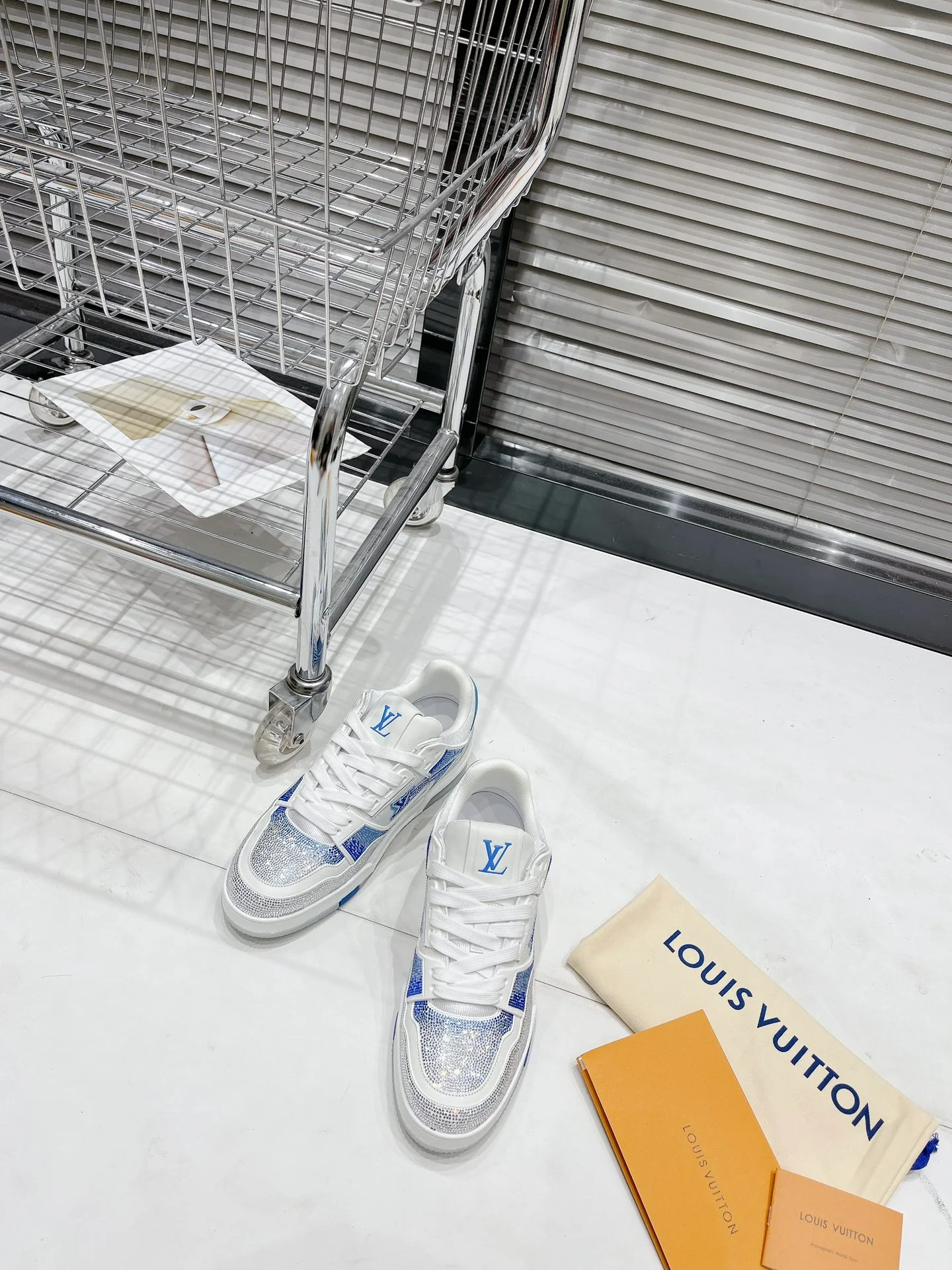 Кроссовки LV Trainer - обувь для скейтбординга - глянцевые белые и синие - унисекс