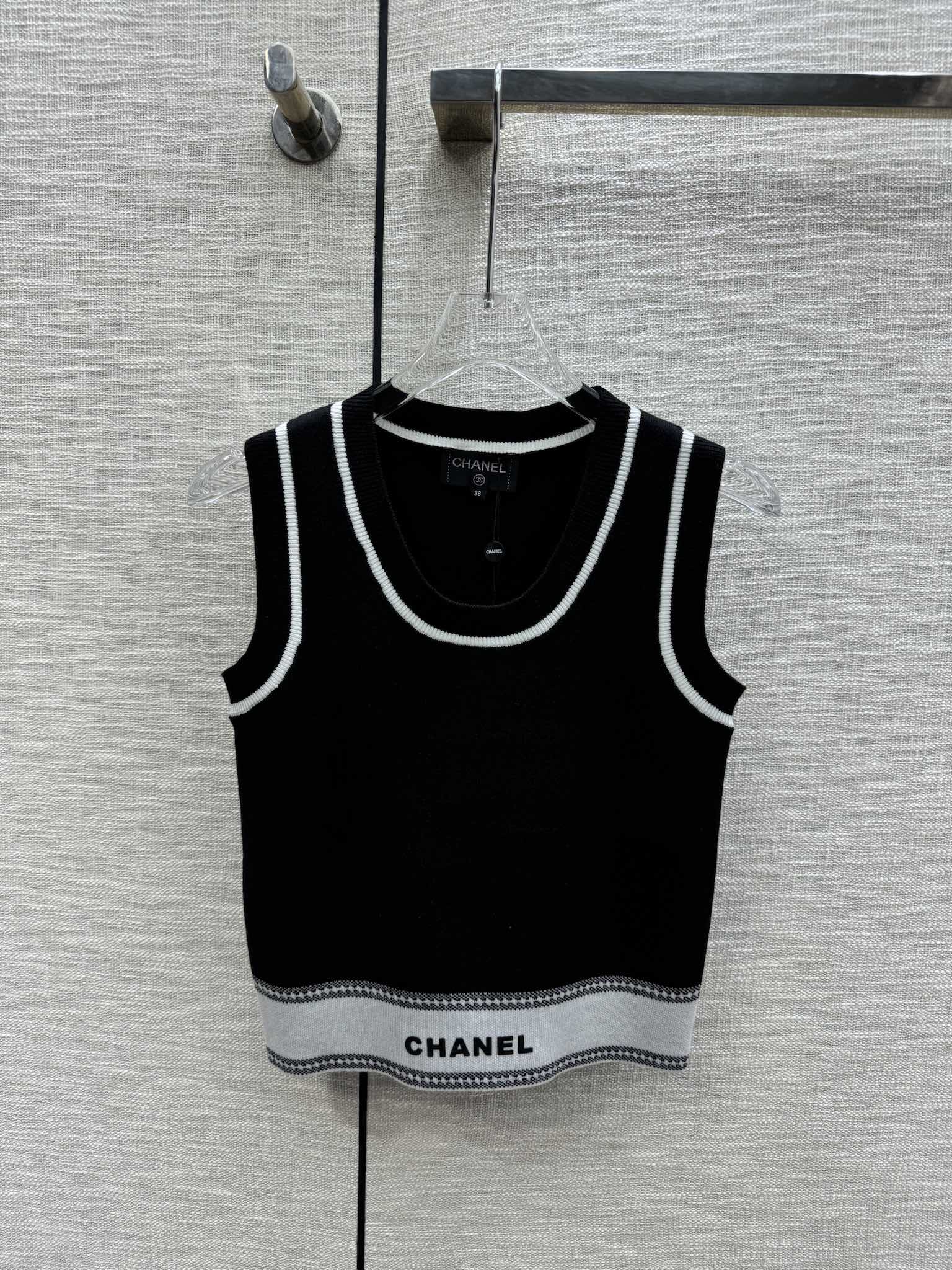 Chanel 2403 - Трикотажный жилет с двойной буквой С, выполненный в технике цветовых блоков.