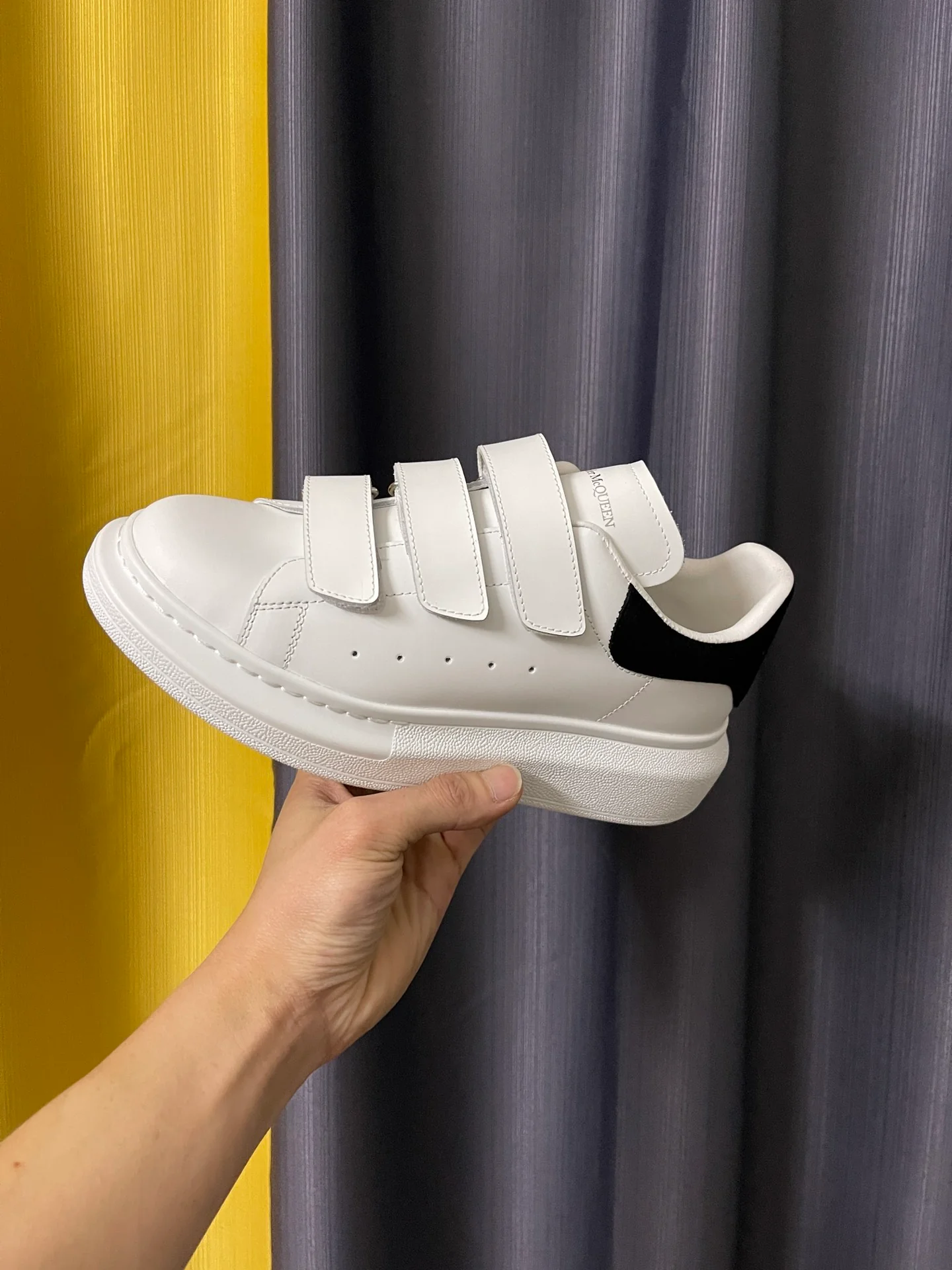 Классические белые кроссовки McQueen - унисекс - новая застежка на липучке - топовая версия McQueen.