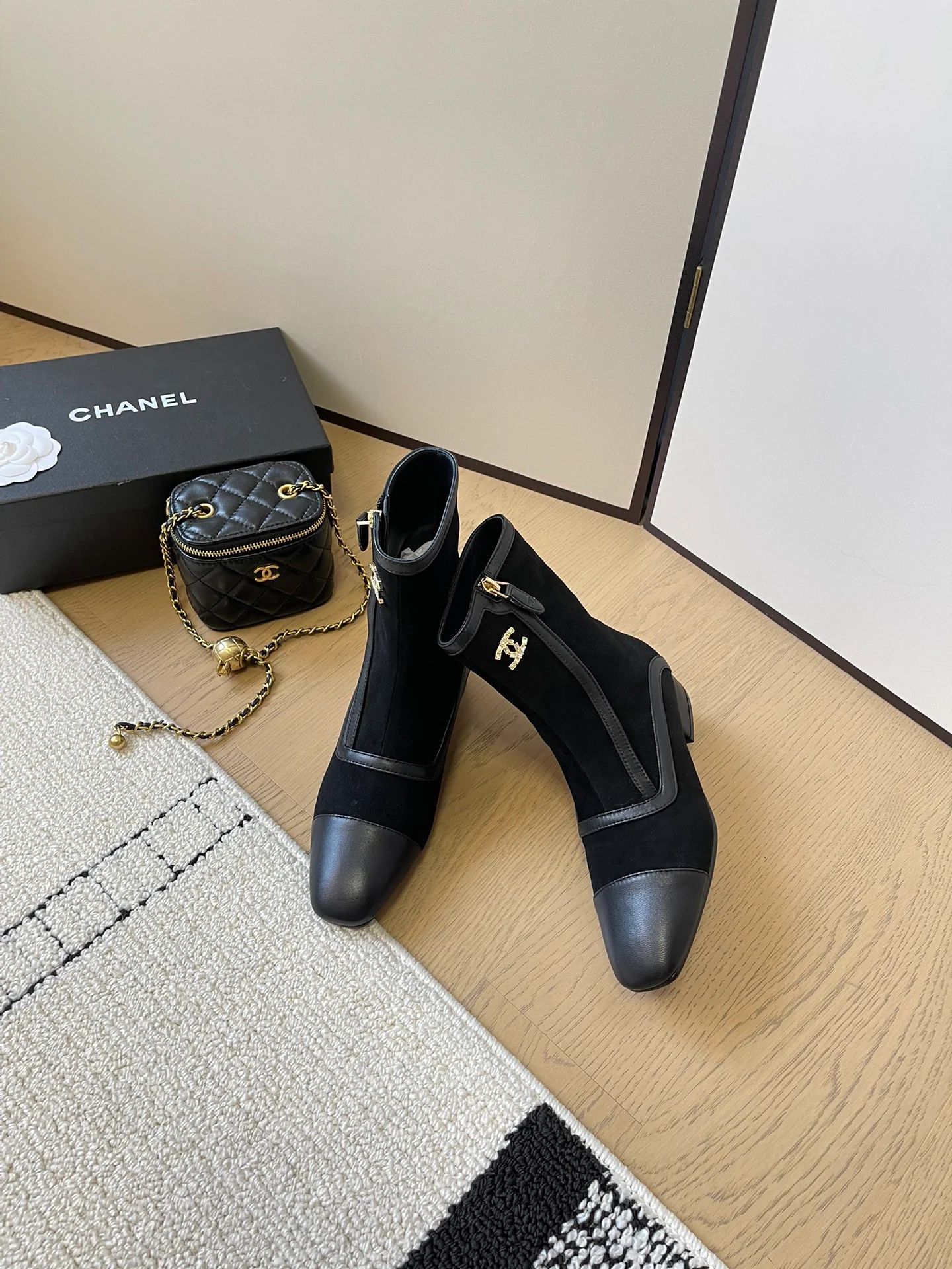 Ботильоны Chanel 2024 с острым носком - черные