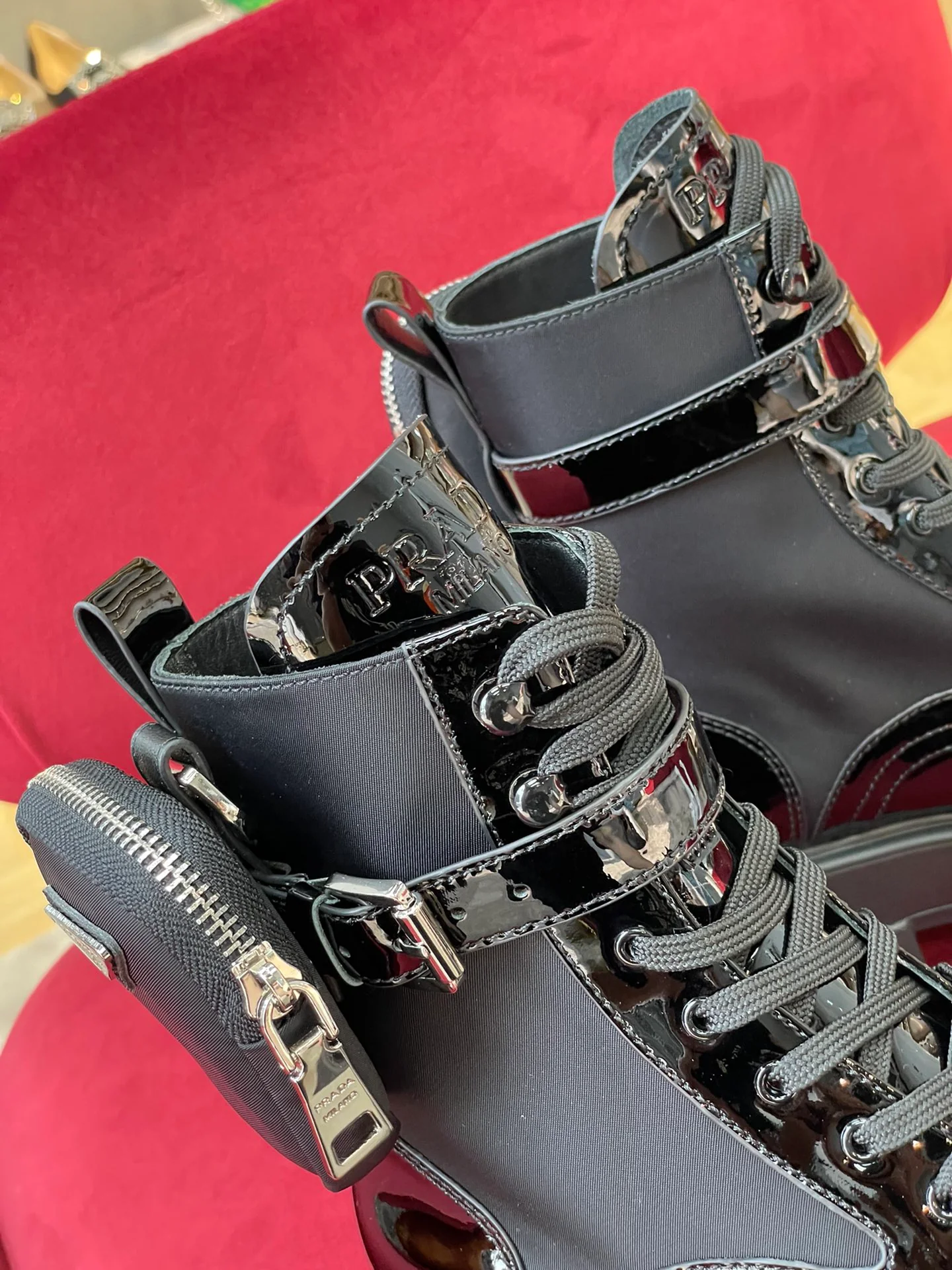 Новинки сезона осень/зима 2022 от Prada — классические тактические ботильоны — их носят Синди Ван, Ян Ми, Лю Вэнь и многие другие знаменитости — 1