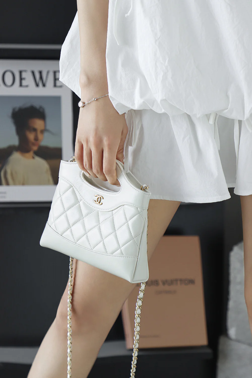 Сумка Chanel Nano 31, горизонтальный вариант, белая с пряжкой из светло-золотистого металла.