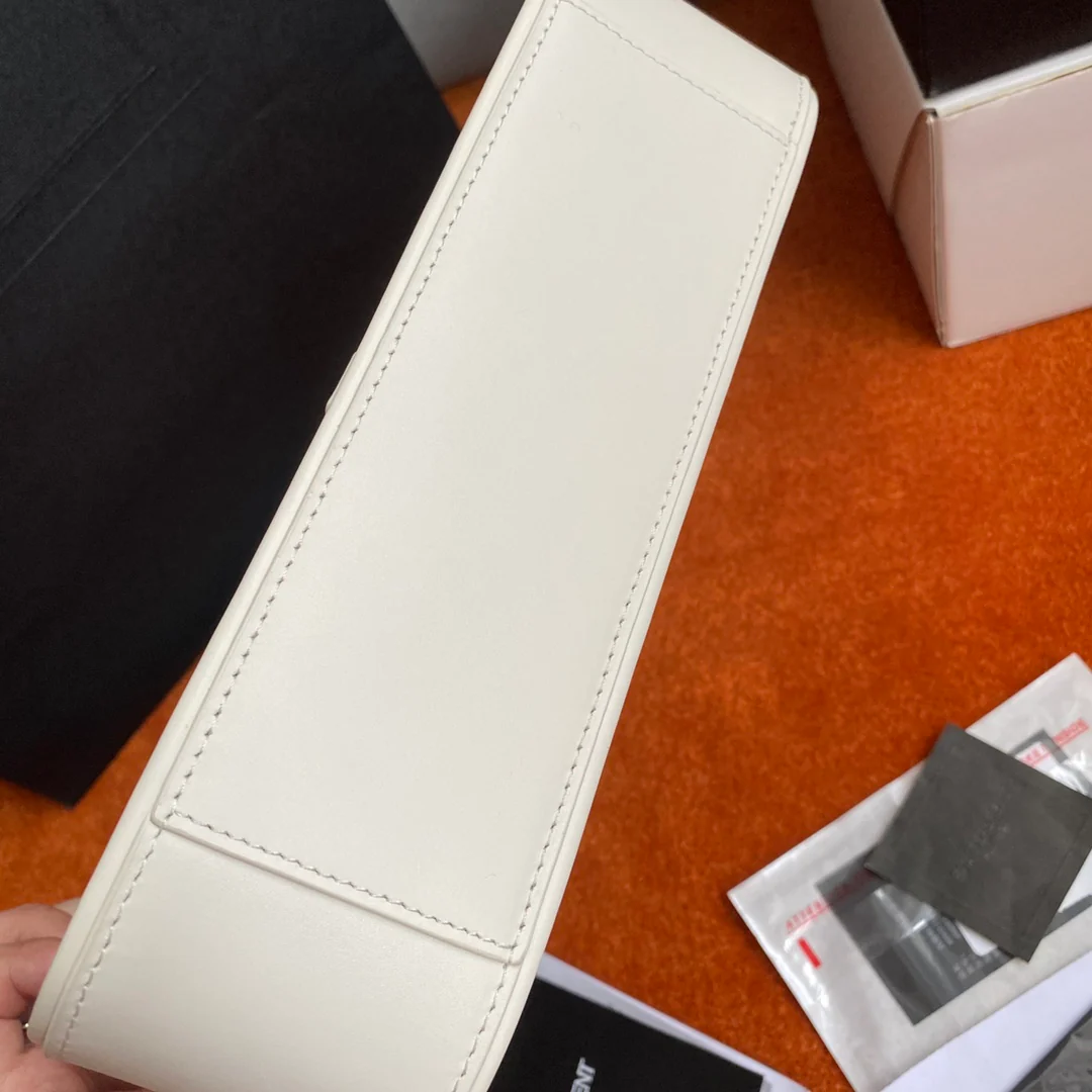 Сумка-седло YSL Plain Saddle Bag - белая с золотой фурнитурой.