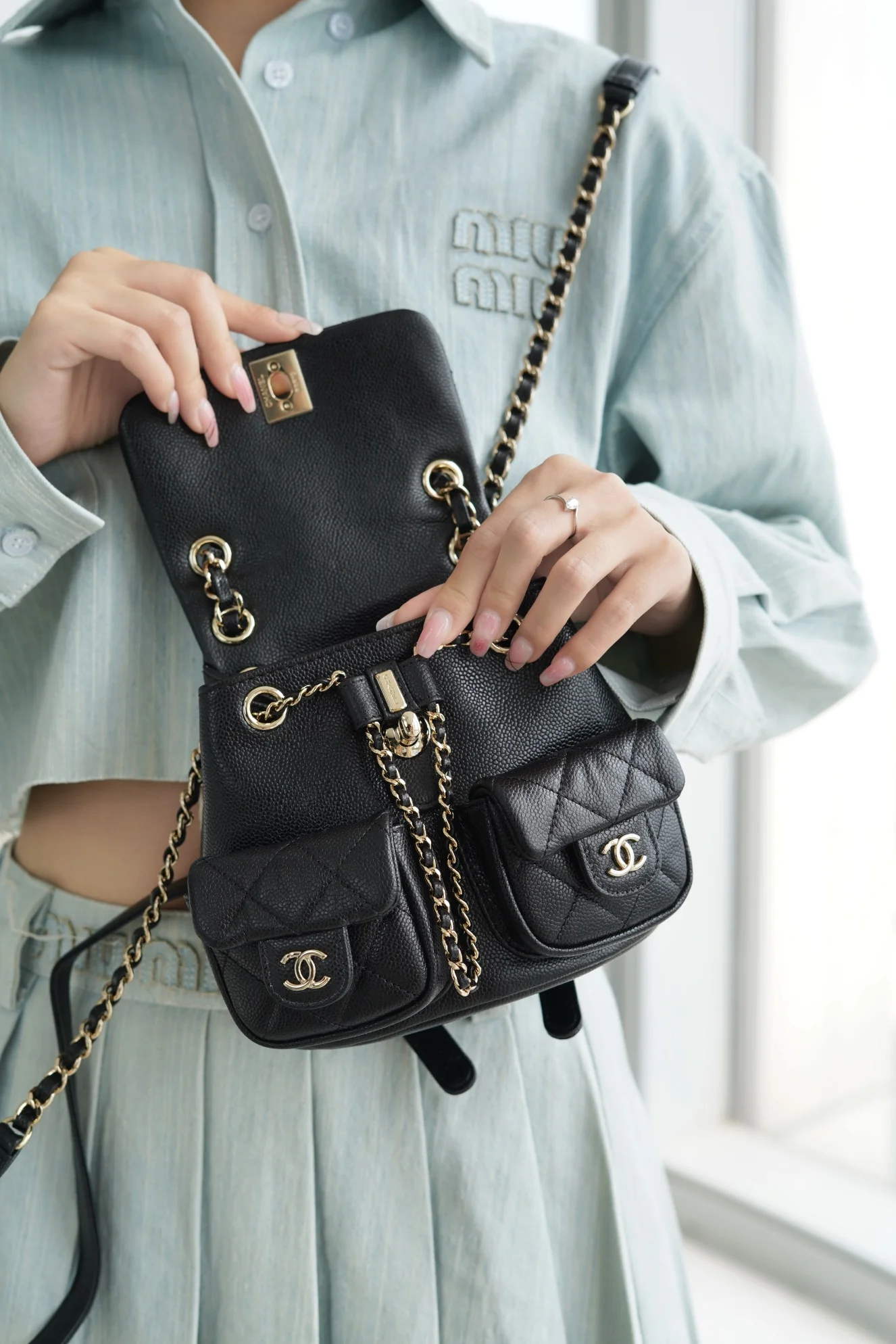 Коллекция Chanel Весна/Лето 2023 - Duma - Однотонный рюкзак из телячьей кожи - Черный - Мини