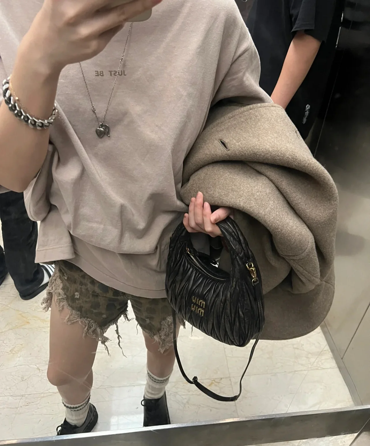 Сумка Miu Miu Wander — подборка фотографий, демонстрирующих людей, носящих её.