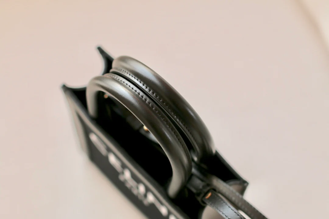 Celine Mini Cabas из черной коровьей кожи