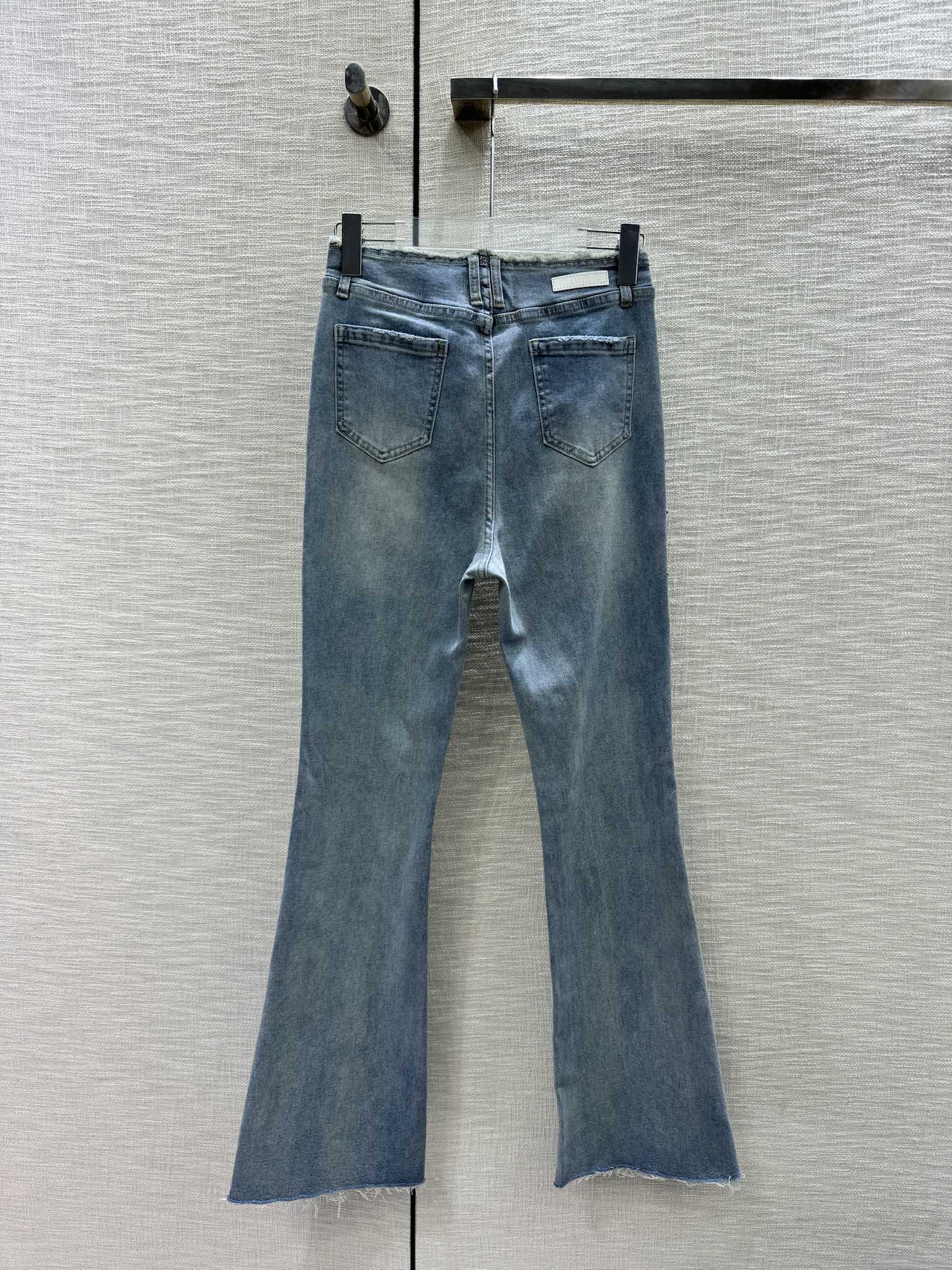 Miu Miu 2404 - Расклешенные джинсы с микро-лейнментом и стразами