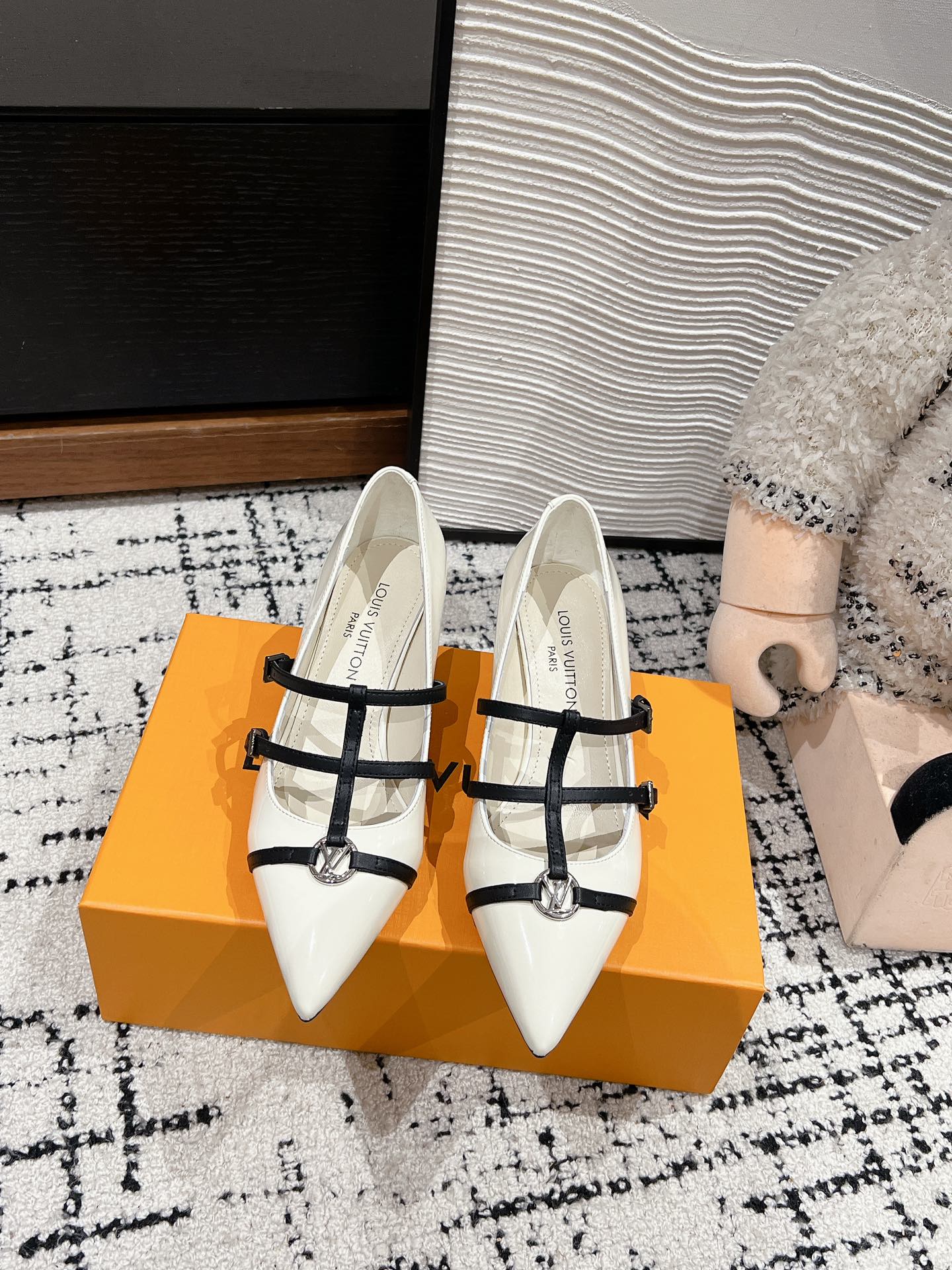 Туфли на высоком каблуке LV-2025 с двойным ремешком и острым носком - белые