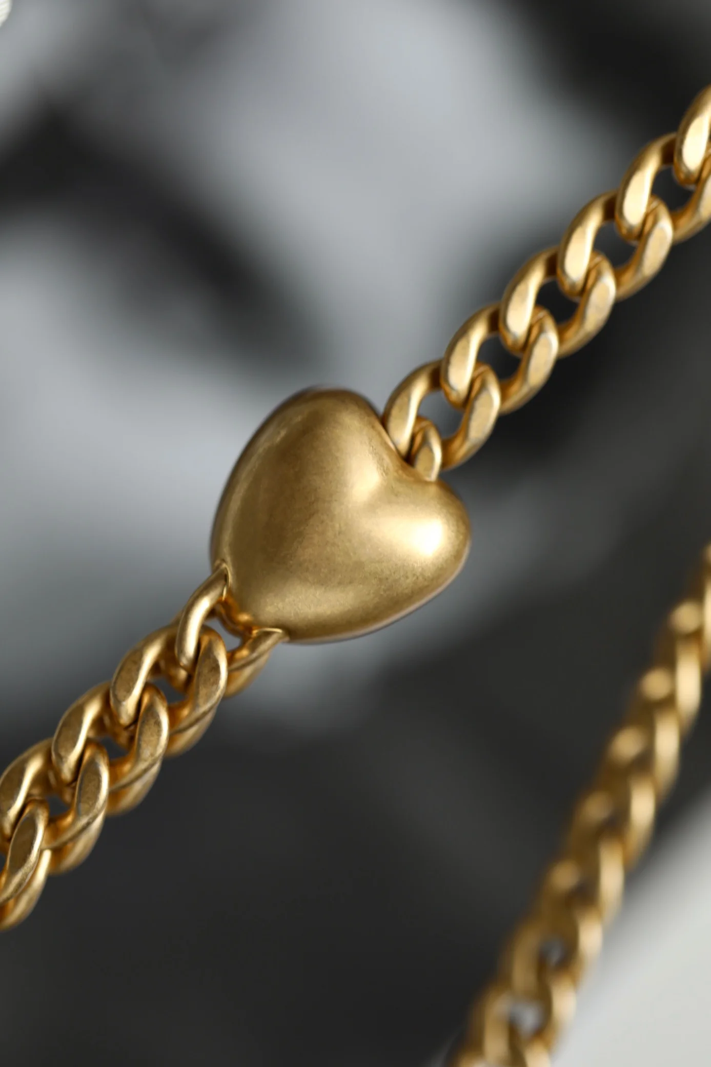 Chanel Весна/Лето 2023 - Маленькая сумка через плечо с цепочкой и регулируемой застежкой в ??форме сердца - Черная