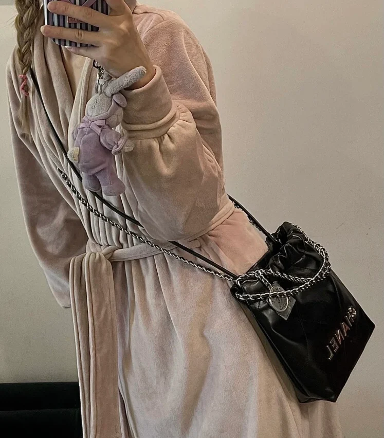 Новинка сезона весна/лето 2023 от Chanel - сумка 22 - мини - черно-серебристая - на фото.