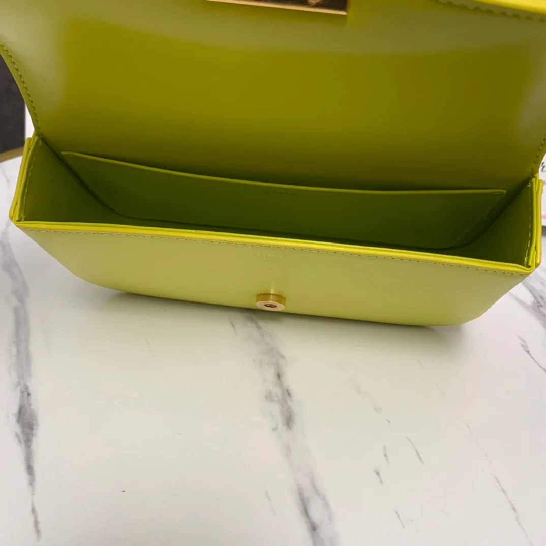 Сумка Celine с цепочкой под мышкой и тиснением в виде Триумфальной арки