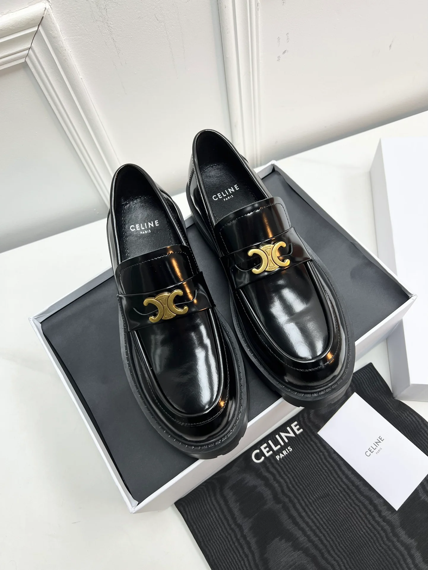 Новинка сезона весна/лето 2023 от Celine - Ретро-лоферы - Черные