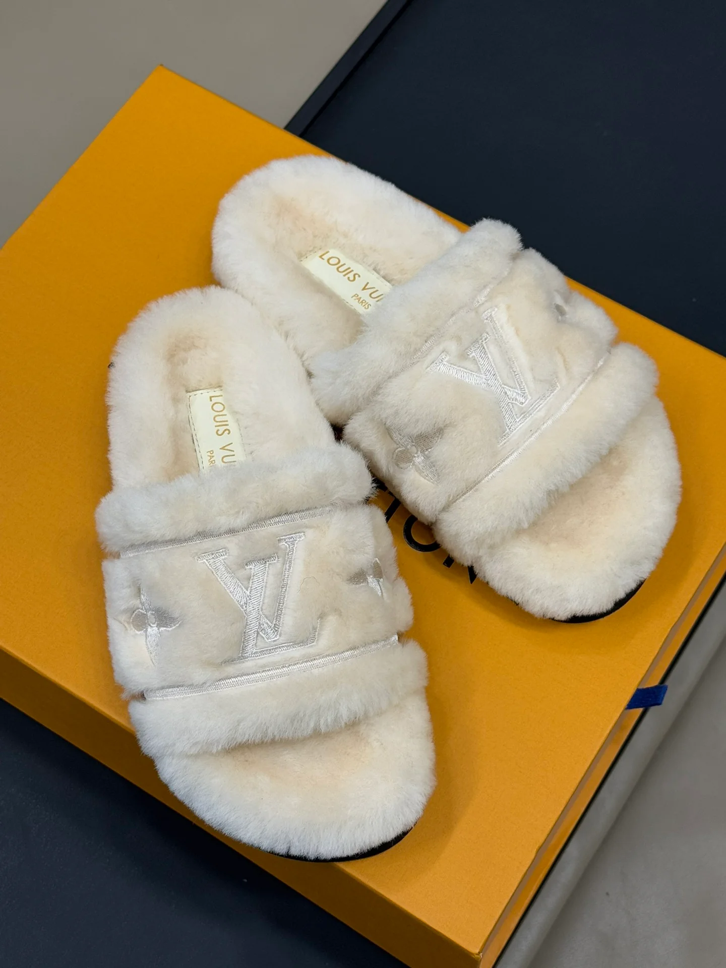 Меховые тапочки LV-2024 - белые