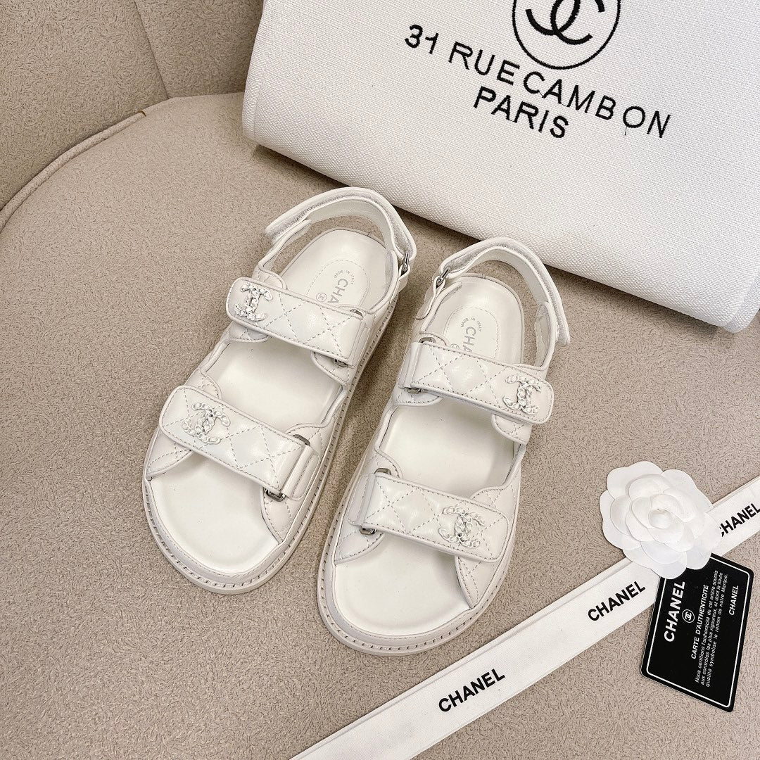 Chanel - Белые кожаные сандалии в клетку
