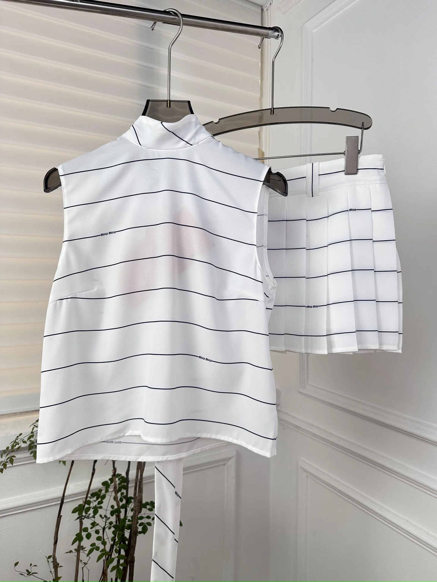 Miu Miu - 2404 - Комплект из полосатого струящегося жилета с бантом и полосатой плиссированной юбки - Белый