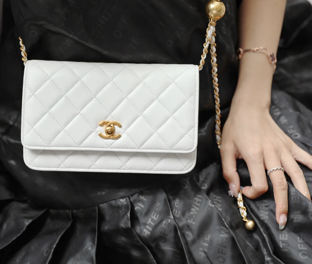 Chanel - Золотой мяч woc-1