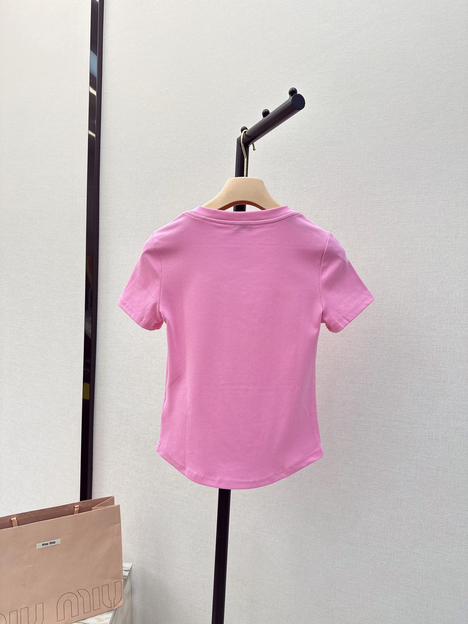 Miu Miu-2404 - Новинка весны/лета: футболка облегающего кроя с U-образным вырезом, розовая.