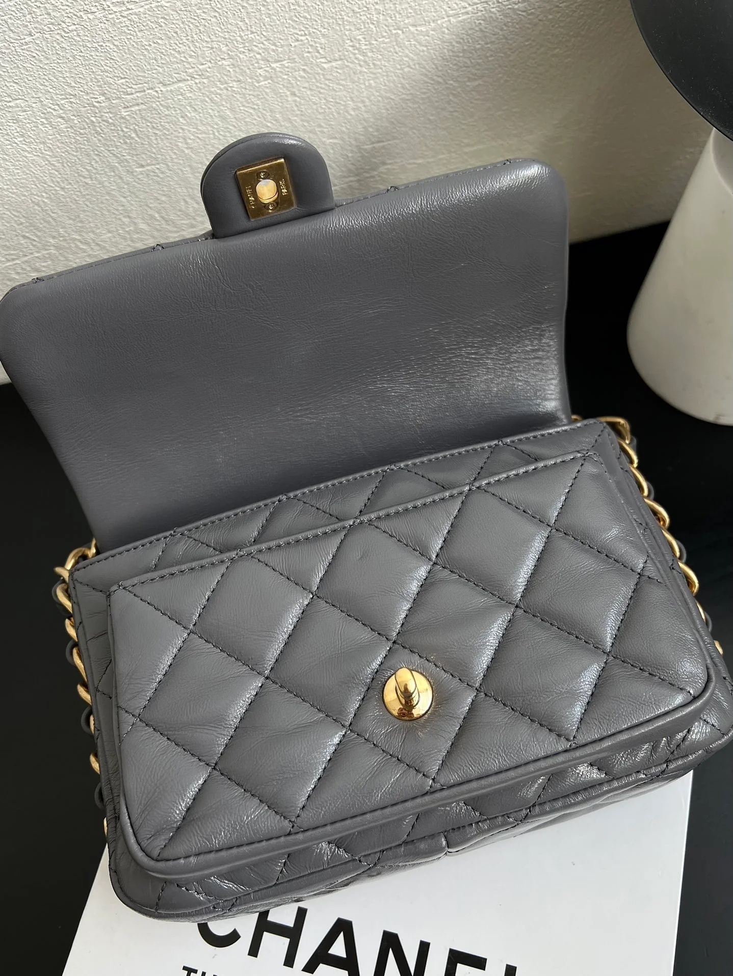 Chanel - Сумка-мессенджер с ручкой из овечьей кожи - Серая