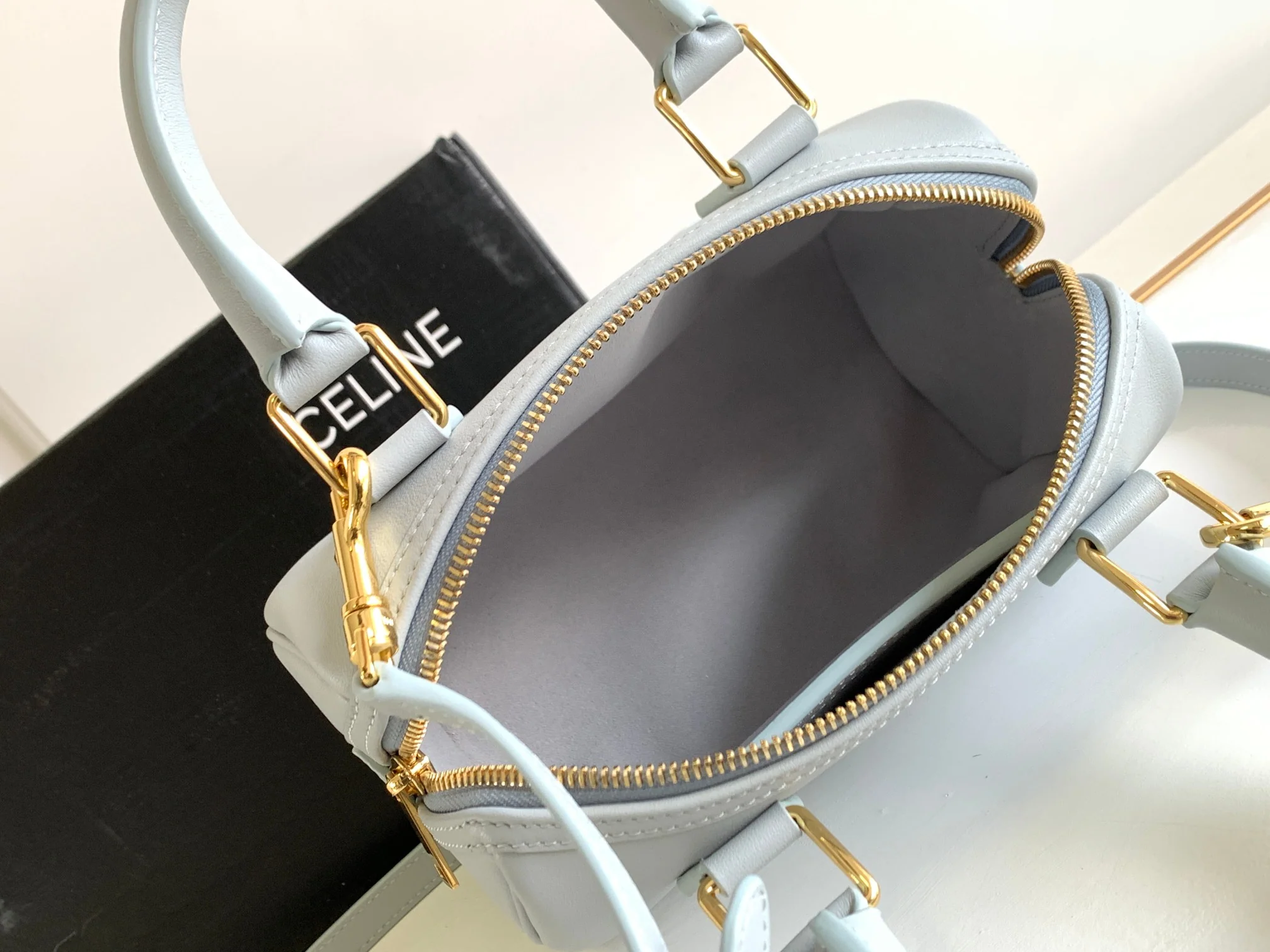 Коллекция Celine Весна/Лето 2023 - Бостон-сумка Cuir Triomphe из гладкой телячьей кожи - Серо-голубая