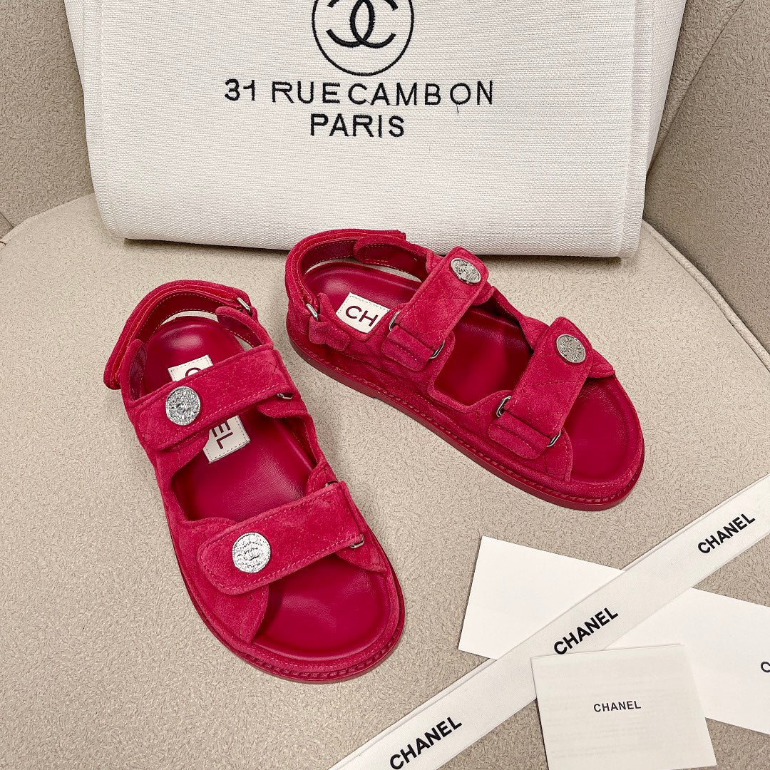 Chanel - Красные кожаные сандалии в клетку