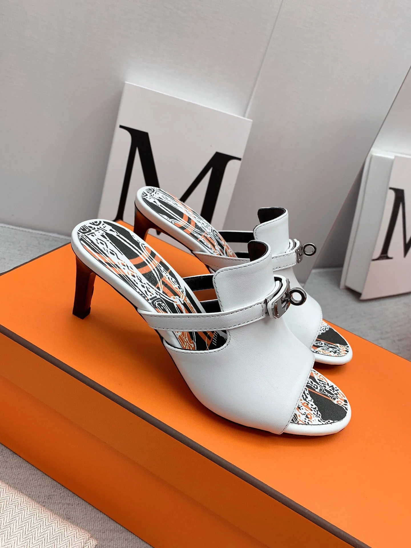 Новинка сезона осень/зима 2022 от Hermes - сандалии на высоком каблуке с открытым носком - 1