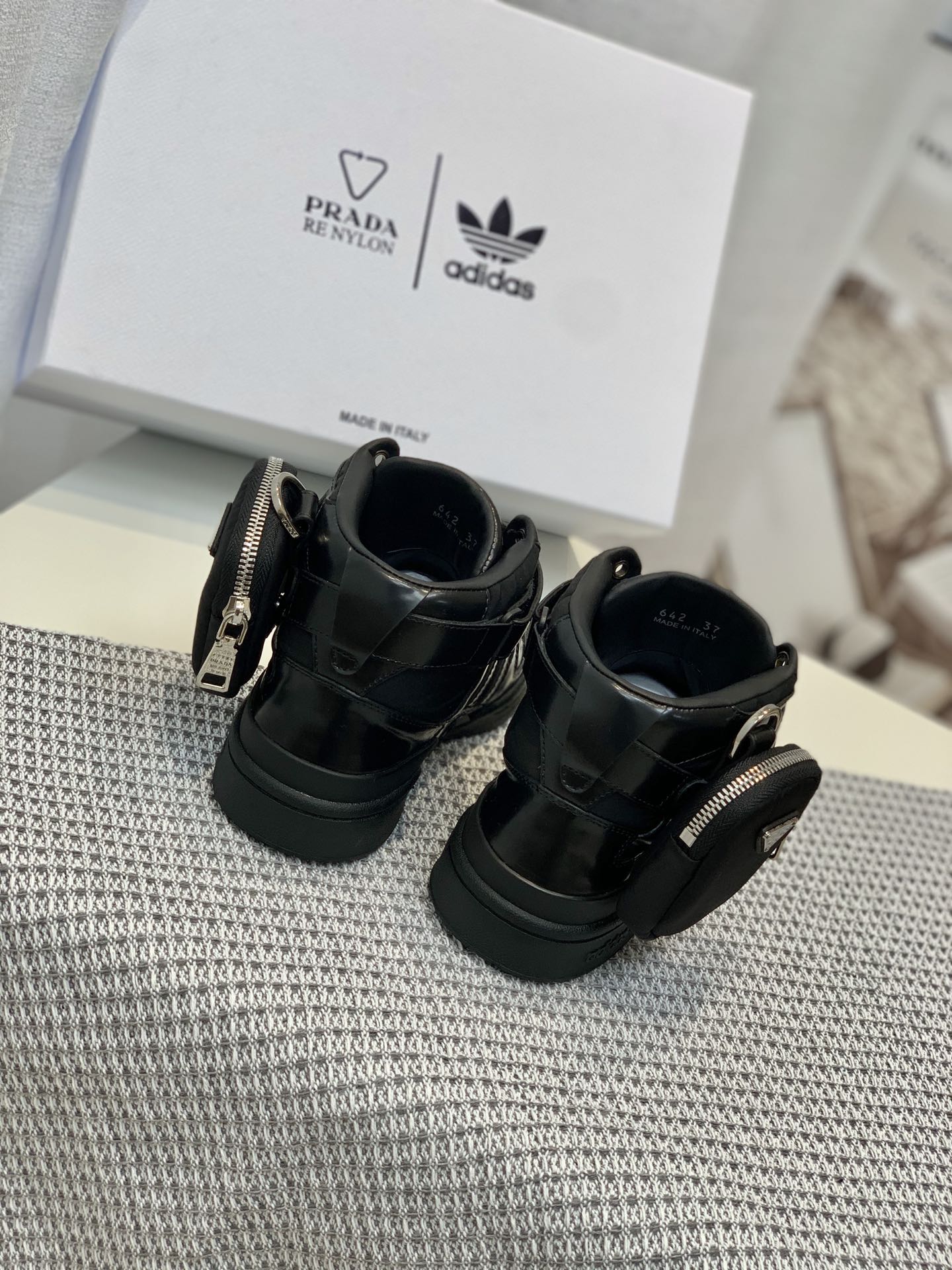 Обувь Prada - результат сотрудничества Prada и Adidas - спортивная и повседневная обувь - черная